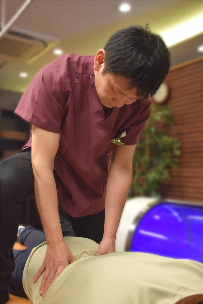 i楽々整骨院　施術
